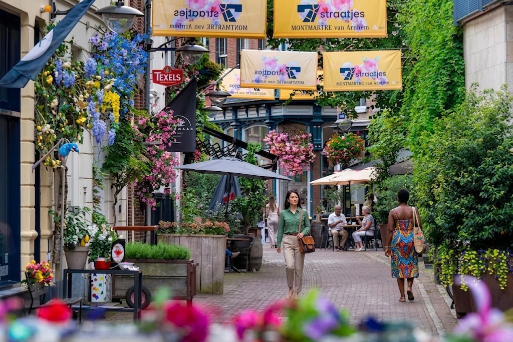 Hypotheekadvies in Arnhem - koppel bekijkt hypotheekmogelijkheden thuis